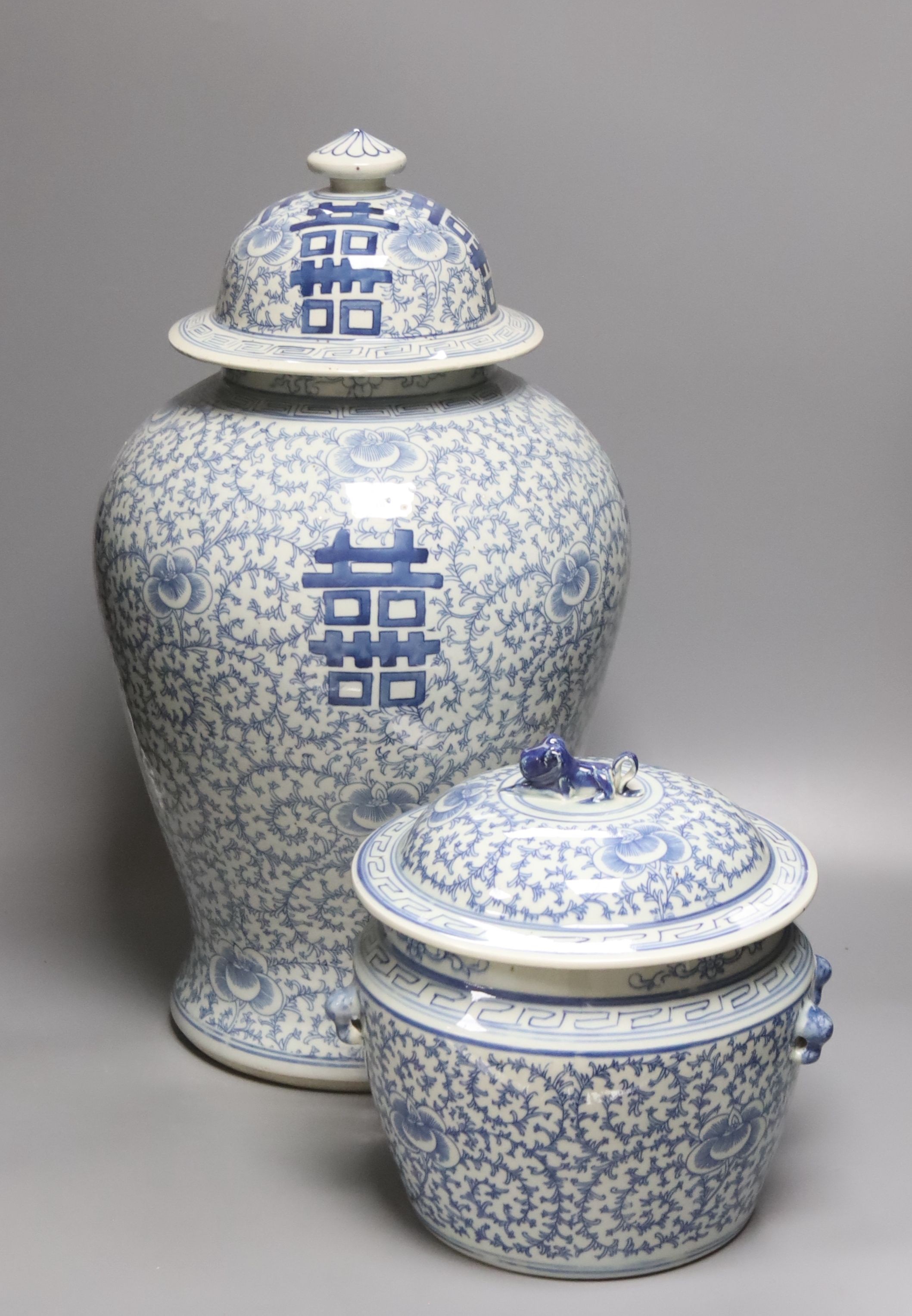 A Chinese blue and white vase cover, 51cm and a kamcheng and cover